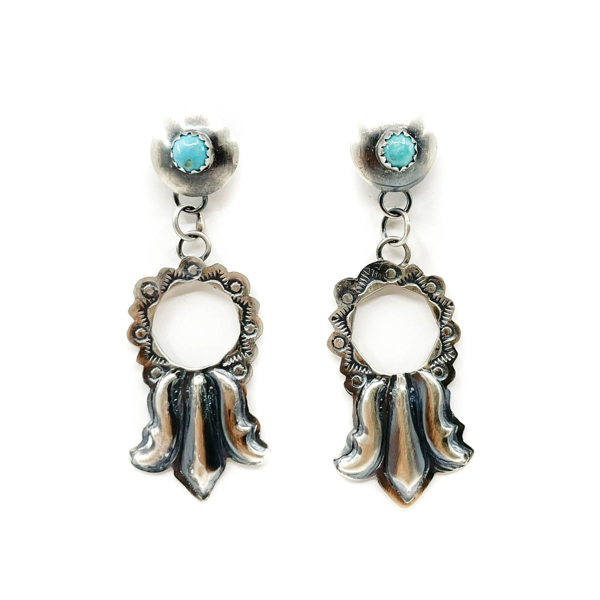 Handcrafted sterling silver earrings with turquoise&nbsp;
Sterling silver posts and backs
Measure approx. 2.25 inches long and .75 inches wide&nbsp;
By Diné (Navajo) jeweler Samantha Yazzie