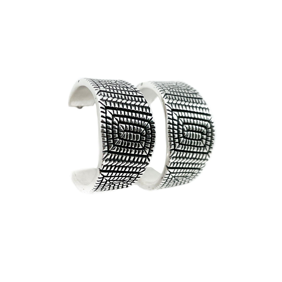 Handcrafted sterling silver tapered hoop earrings
Sterling silver posts and backs
Measure approx. 1 inch round and .50 inches wide at widest point
By Diné jeweler Elgin Tom