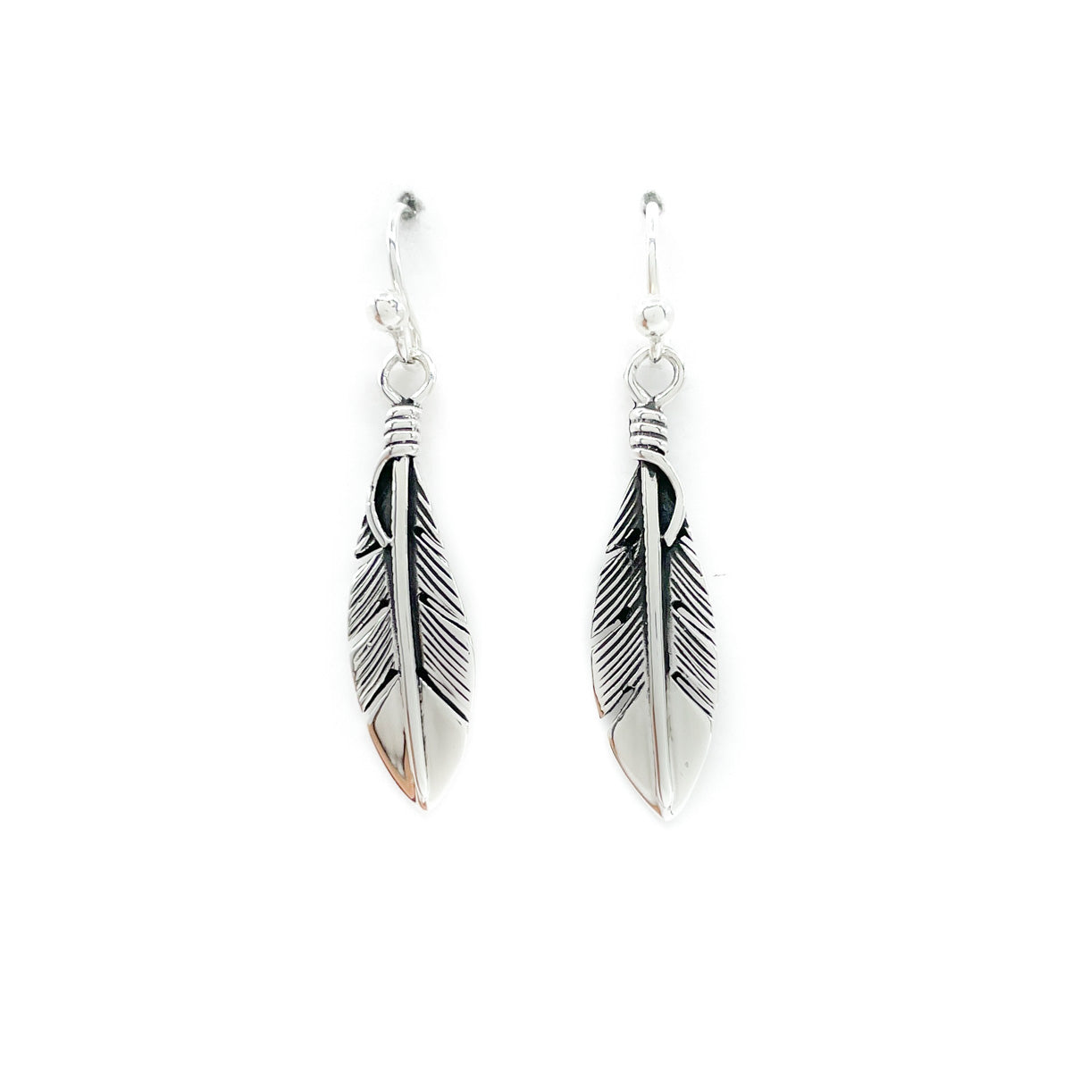 Sterling silver feather earrings with sterling silver wires
Feather measures approx. 1 inch and dangles from ear lobe approx. 1.5 inches&nbsp;
Nicely detailed craftsmanship