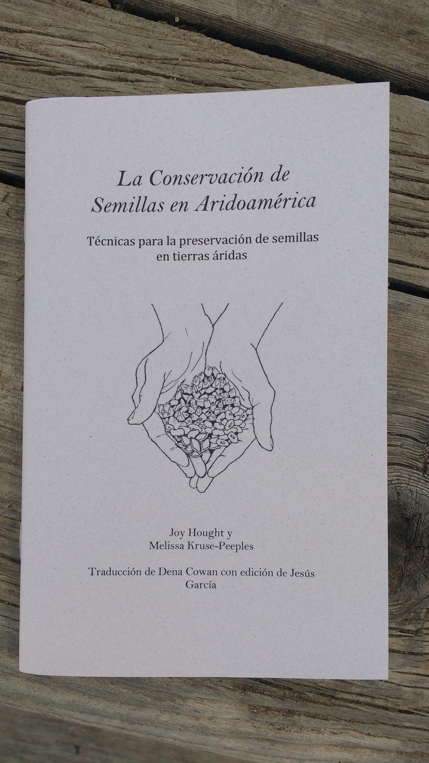 La Conservación de Semillas en Aridoamérica: Técnicas para la preservación de semillas en tierras&nbsp;áridas &nbsp; Ésta es una traducción en español de nuestra guía popular de conservación y recolección de semillas. Esta guía incluye instrucciones detalladas de 29 cultivos de vegetales en la región del suroeste. Entre estos cultivos se encuentran el maíz, el frijol tépari, la calabaza, el chile, la albahaca, la verdolaga, la okra, el amaranto, y el cilantro. Aunque este libro fue escrito pensando en la zo